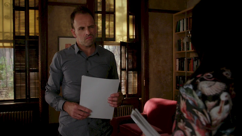 Джоан Ватсон и Шерлок обсуждают дело