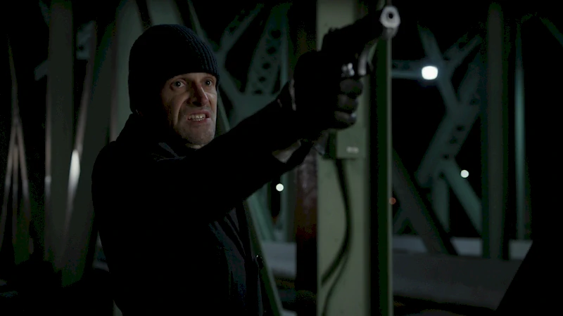 Шерлок с пистолетом в заключительном противостоянии