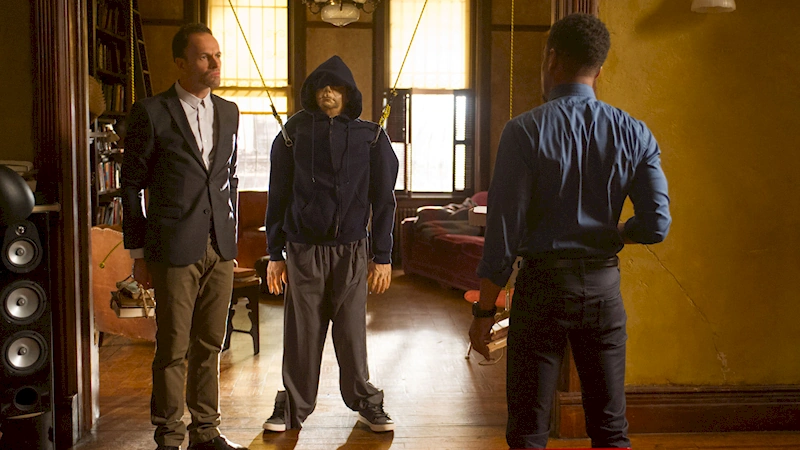 Шерлок и лейтинант Маркус с чучелом