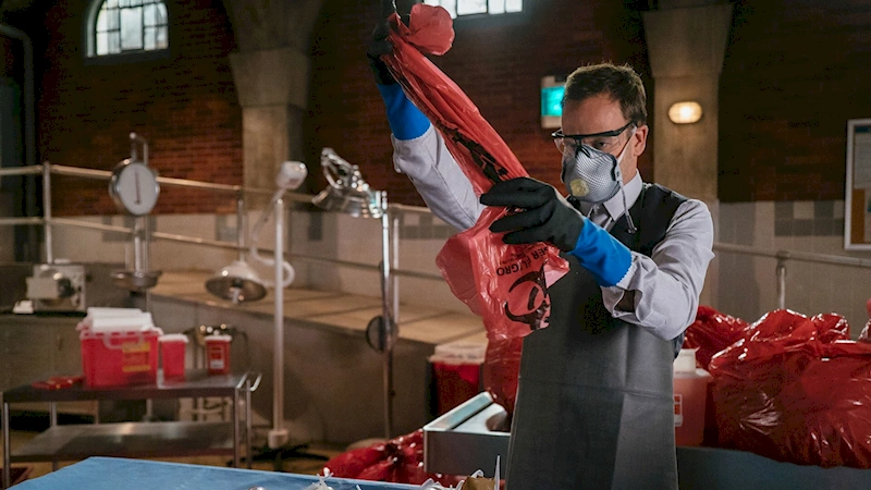 Шерлок зучает улики находясь в маске и перчатках